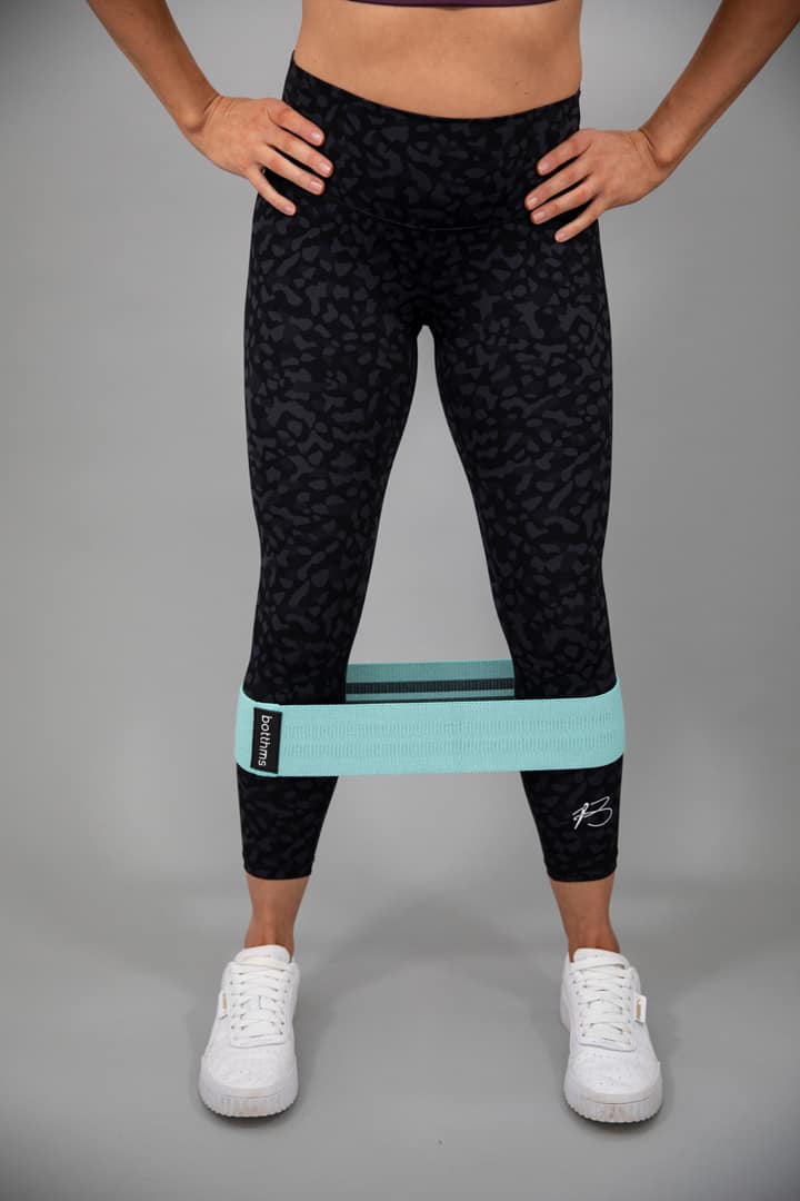 man doing workout with botthms resistance band